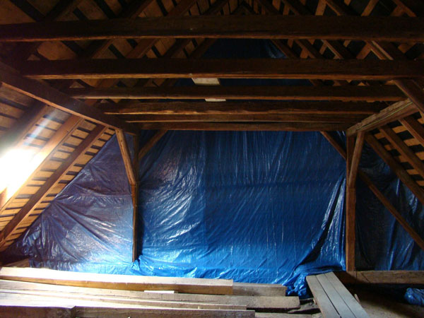 Obr. 3. Oddělení části podkrovních prostor využívaných netopýry pomocí plachty během opravy střechy