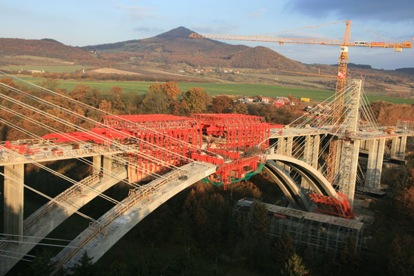 Obr. 8. Dokončování oblouku pravého mostu, skruže na levém mostě