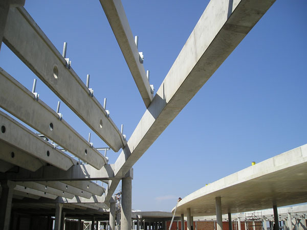 TESCO Letňany - příklad vhodného návrhu tvarově komplikovaného obvodu střešní konstrukce z roku 2002