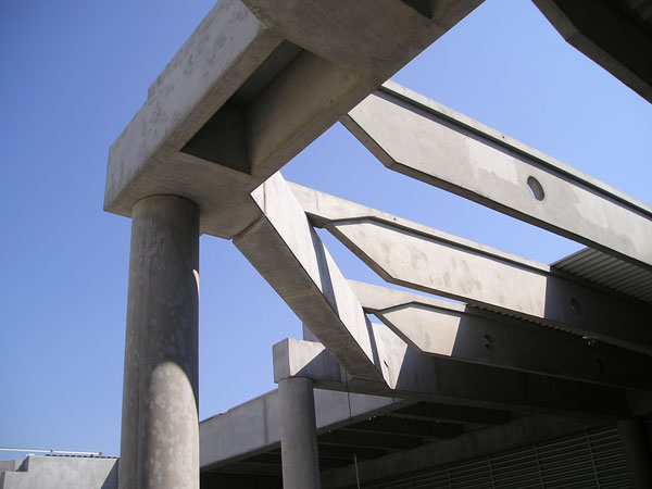 TESCO Letňany - příklad kvalitních detailů a designu prefabrikované střešní konstrukce z roku 2002