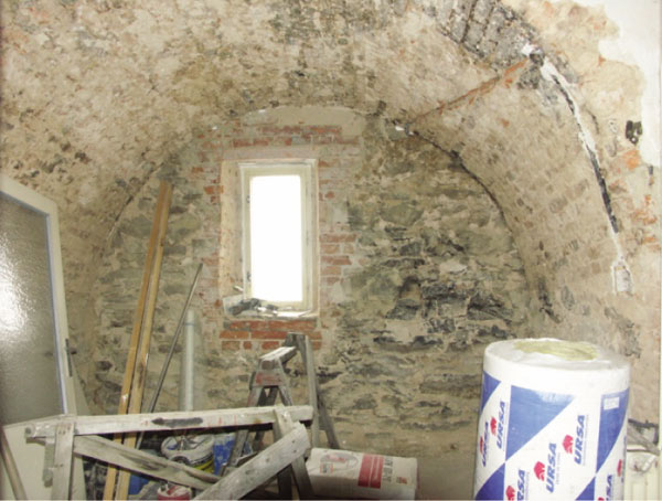 Obr. 8. Pohled na vnitřní klenbu a na zdivo zbavené původní omítky uvnitř stavby