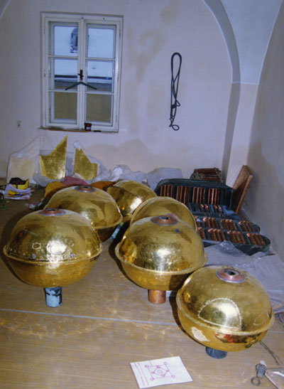 Demontované a restaurované báně před osazením
