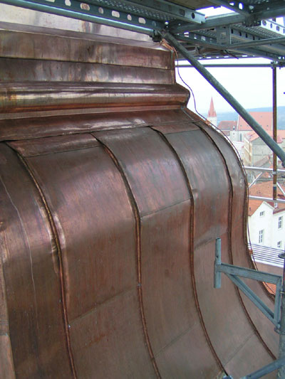 Detail měděné střešní krytiny věže