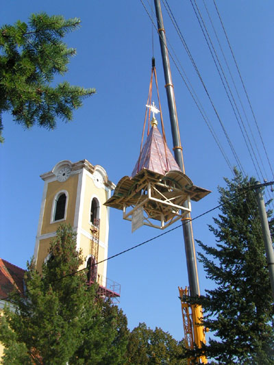 Vyzdvižení konstrukce horní části věže kostela sv. Jiří ve Strachoticích bylo zajištěno mobilním jeřábem