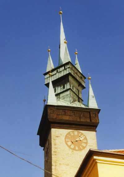 Horní část radniční věže ve Znojmě po obnově
