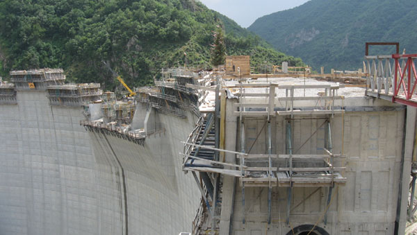 Výstavba přehradní hráze na vodním díle Tsankov Kamak v Bulharsku