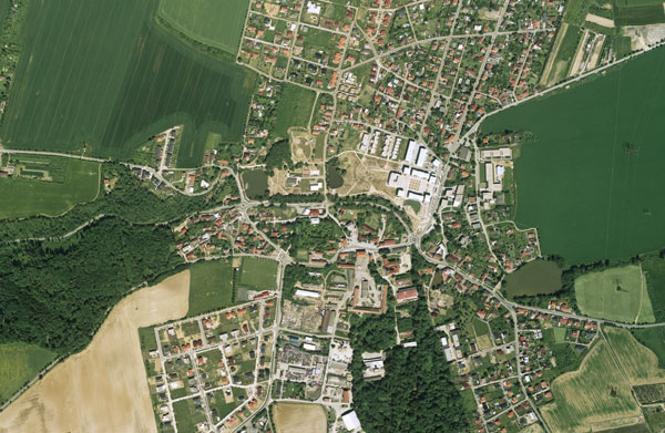 Letecké foto na centrum Dolních Břežan po realizaci výstavby, před dokončením parku 