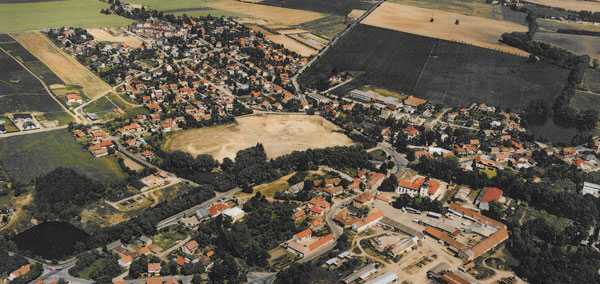 Letecké foto na centrum Dolních Břežan před započetím plánování výstavby