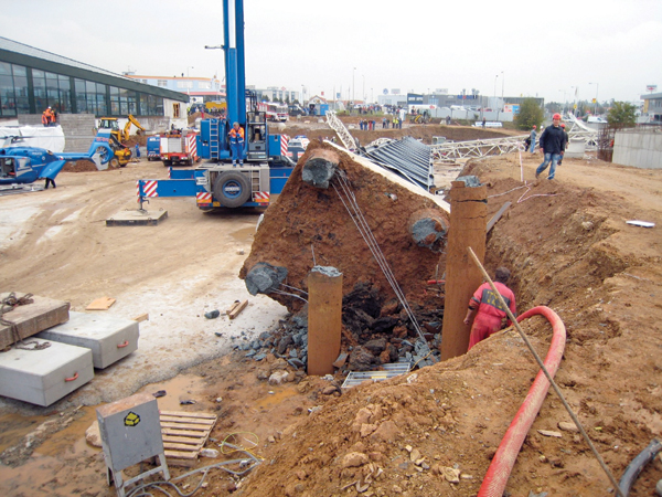 Stavba aquaparku Čestlice, 2007. Zřícení stavebního jeřábu při montáži, v důsledku porušení mylně navržených základů. 