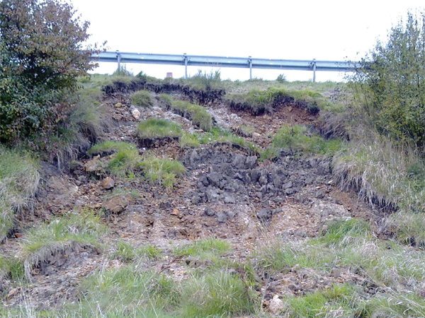Obr. 2. Sesuv zemního násypu silničního tělesa (zdroj: archiv fy Arcadis)