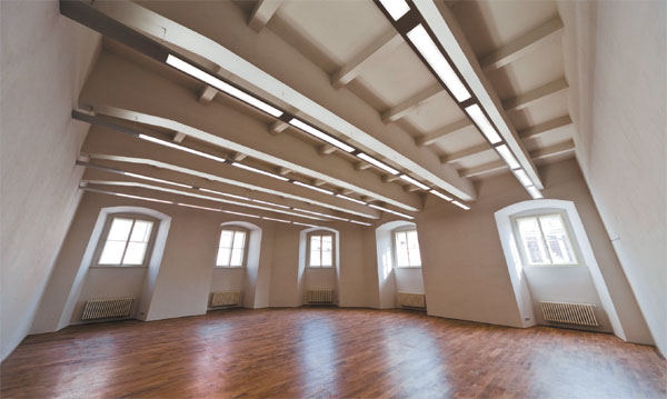 Rekonstruovaná kancelář ve 3.NP (strop je tvořen železobetonovým trámovým stropem z doby rekonstrukce arch. Machoně,