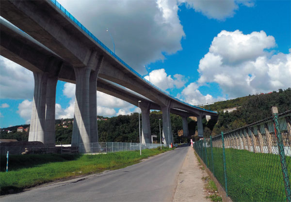 Pohled na dokončenou část mostu budovaného letmou betonáží
