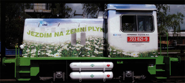 Dvounápravová lokomotiva 703.821-9 s pohonem na CNG