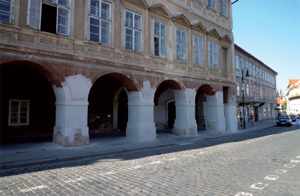 Pohled na historikou stavbu domu U Svatého Michala po obnově konstrukcí pilířů
