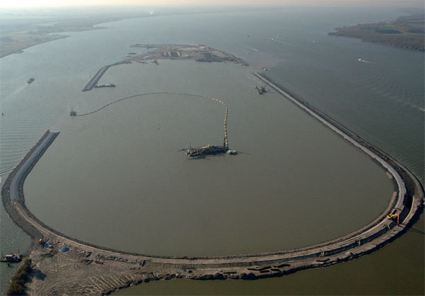 Částečný kolaps zemní hráze úložiště Hollands Diep v ústí řeky Mass