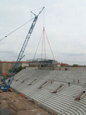 Montáž ocelové konstrukce střechy  fotbalového stadionu SK Slavia.
