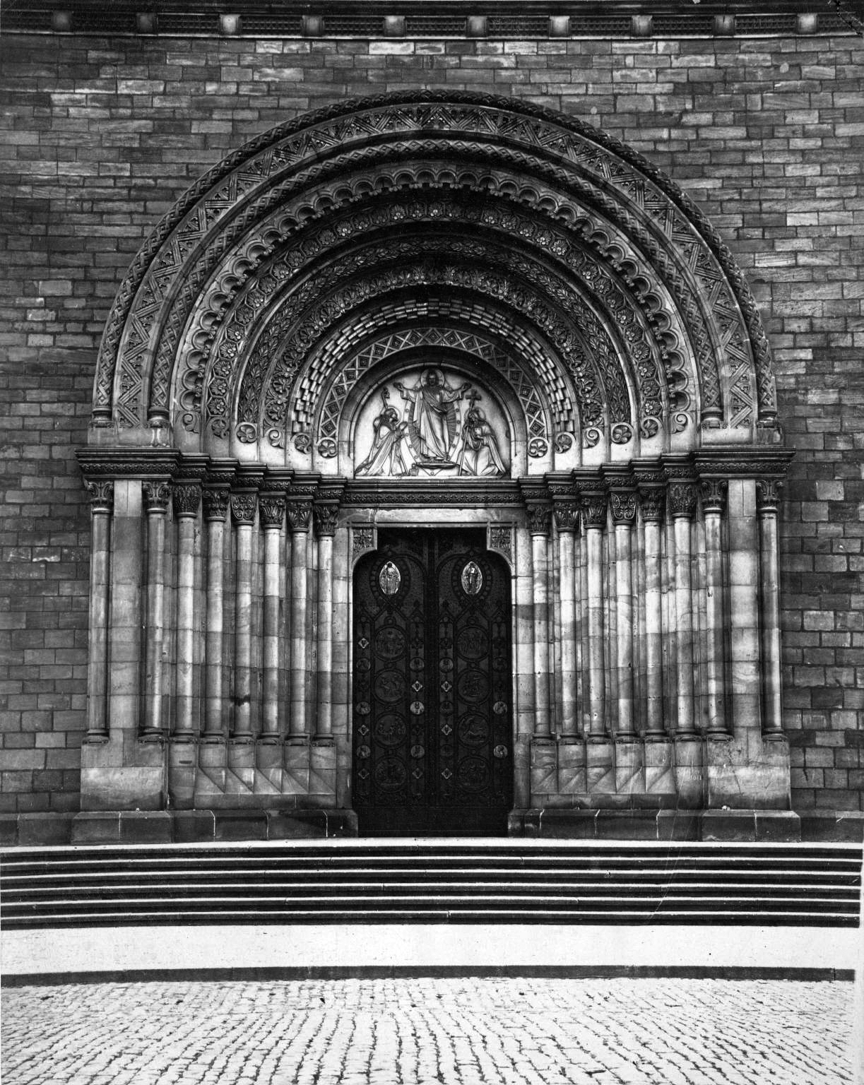 Portál kostela sv. Cyrila a Metoděje