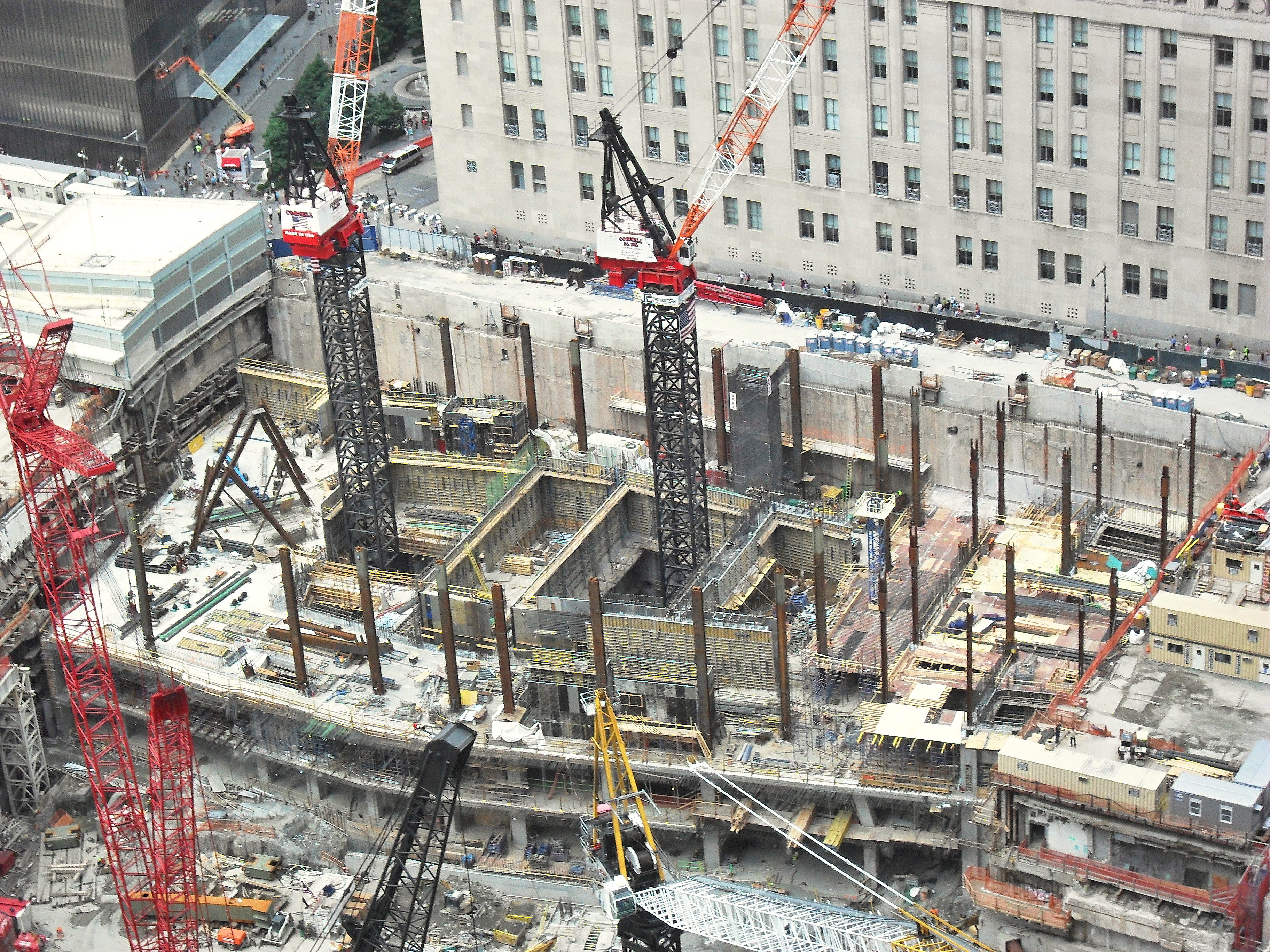 Obr. 07. Výstavba podzemních podlaží věže 2WTC (červen 2011), zdroj: rhomas913