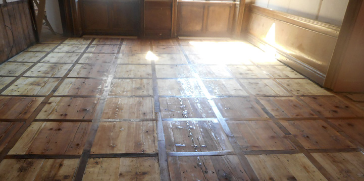 Obr. 05 Původní barokní podlaha byla obnovena bez její celkové demontáže. Pánský salonek, m. č. 12 (foto: Tomáš Fidra)
