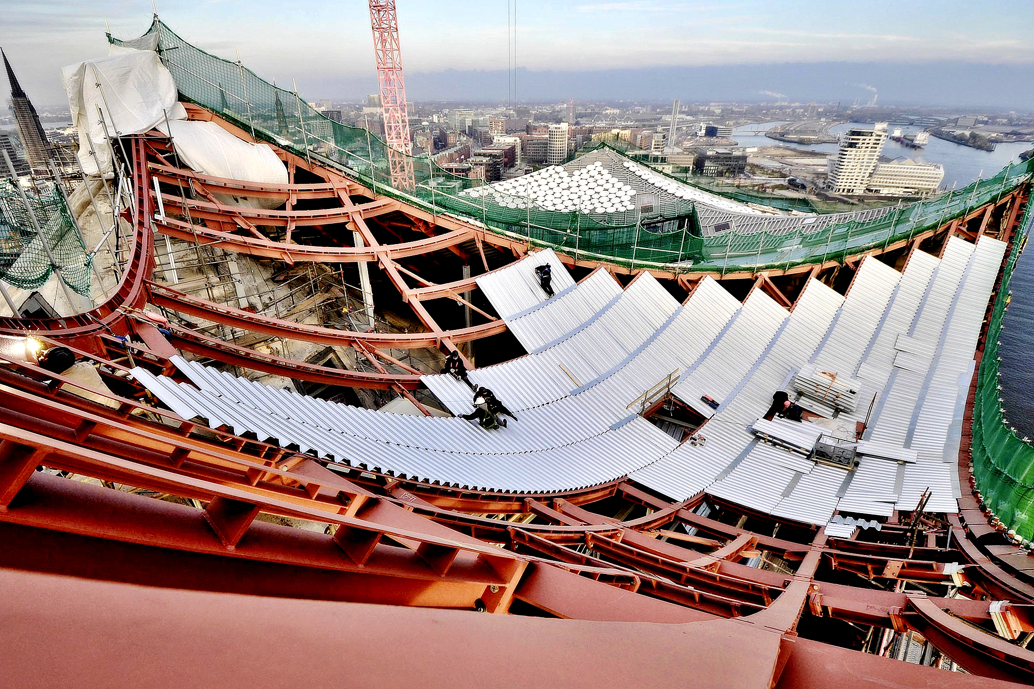 Obr. 47 Pokládka trapézových plechů na zvlněné ocelové rošty střechy Elbphilharmonie