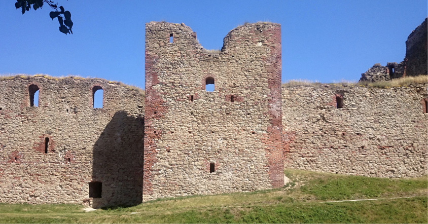 Obr. 02 Bauska – starý hrad po konzervaci, 2015 (foto: M. Hanzl)