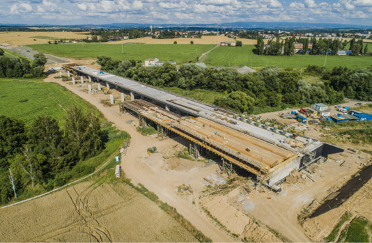 Pohled na SO 201, estakáda přes Dolecký a Jezbinský potok, připravený sedmý takt pravého mostu a bednění prvního taktu levého mostu