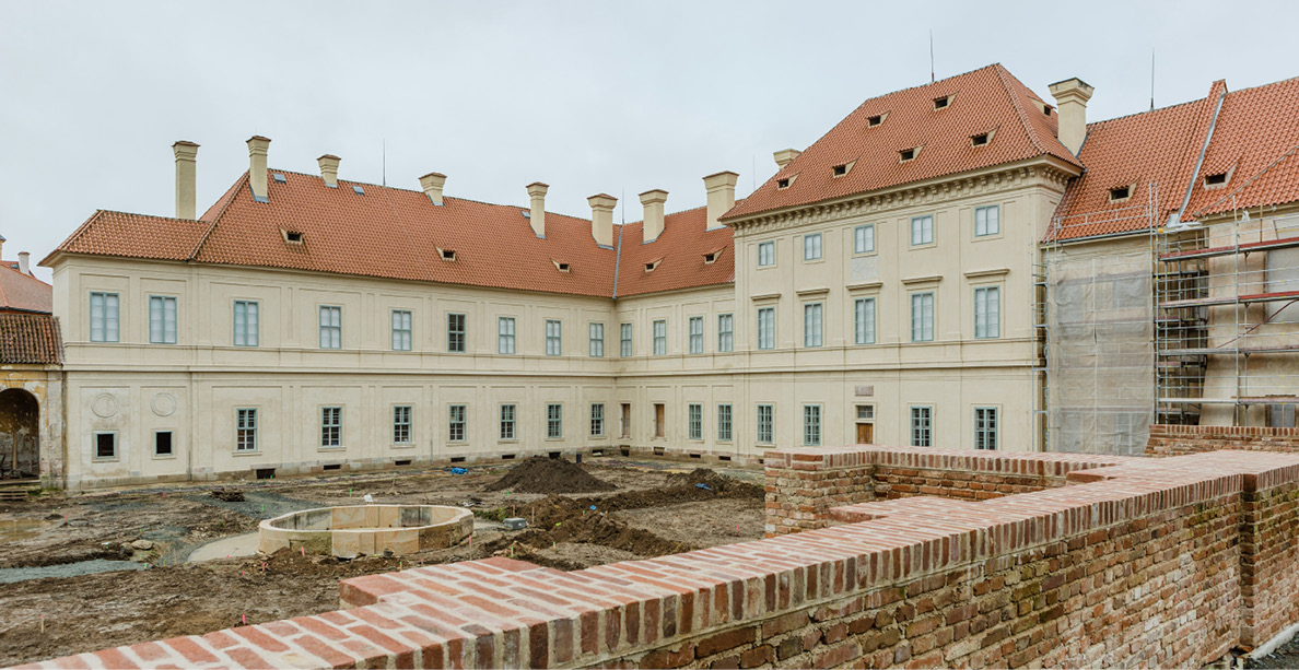 Obr. 11 Nová prelatura a Staré opatství. Na rekonstrukci náročná fasáda do nádvoří (foto: Tomáš Malý).