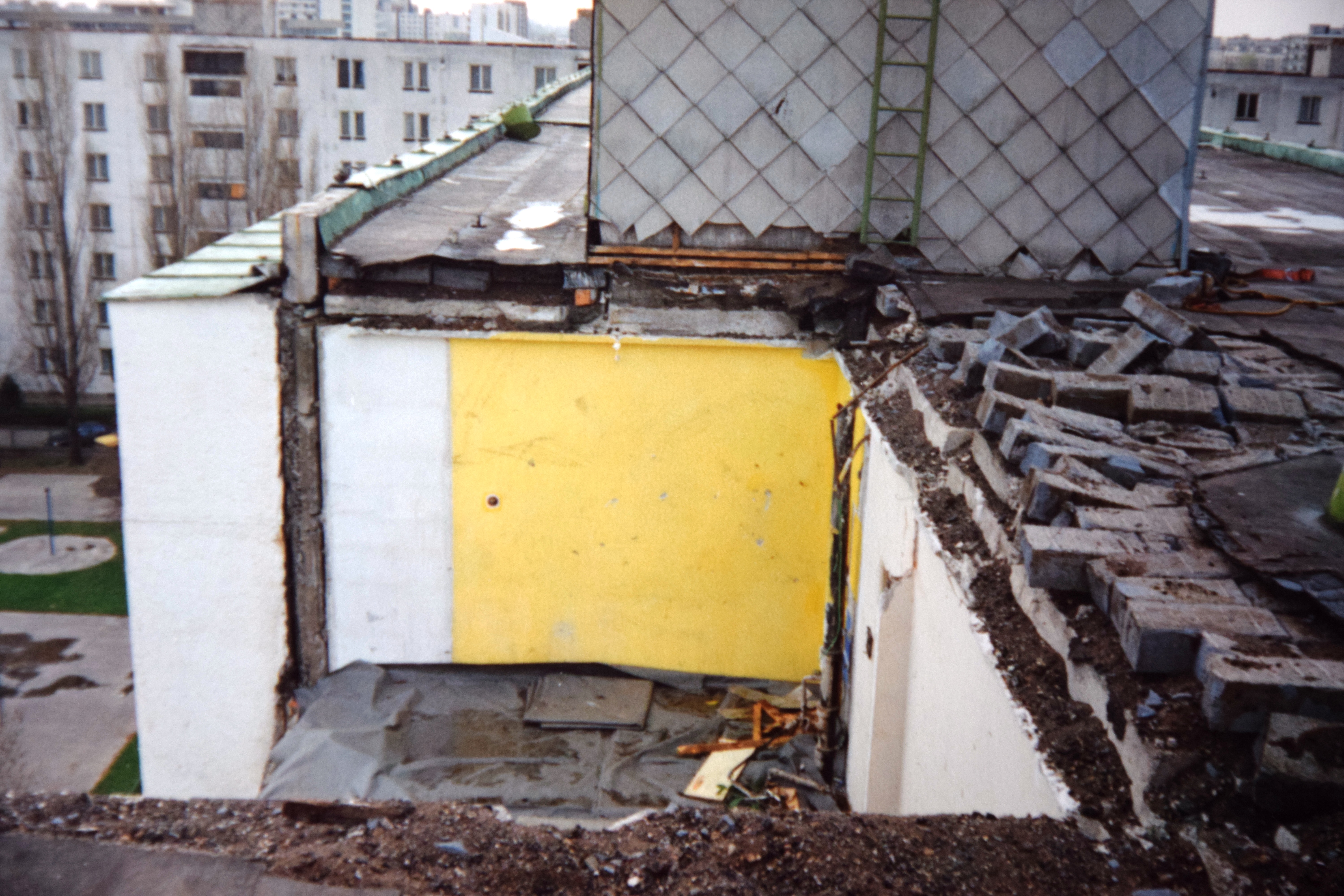 Časť poškodenia panelového domu v Bratislave