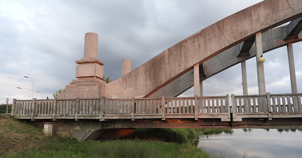 Obr. 07 a Vetknutý oblouk s dolní mostovkou – příčné dilatační spáry mostovky. Vlevo: dilatační spára u opěry – u tohoto mostu je spára pouze u jedné podpěry, u druhé podpěry příčná spára není; Uherský Ostroh, 1927, L = 52,8 m. Vpravo: příčná dilatační spára mostovky uprostřed rozpětí, v místě spáry jsou zdvojené závěsy; Hradec – Nová Ves, L = 30,0 m.