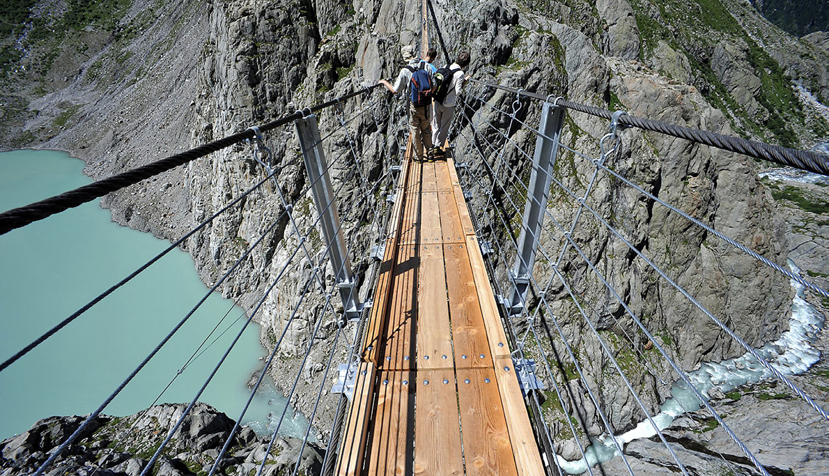 Obr. 01a Lávka Trift, Švýcarsko (zdroj: https://rove.me/to/switzerland/the-trift-bridge) 