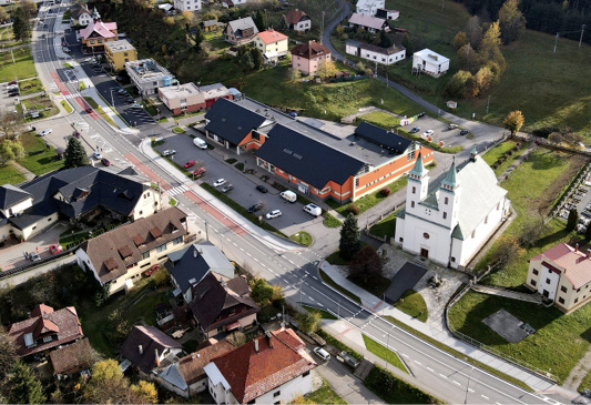 Obr. 4, 5 Cyklostezka vedoucí centrem horské obce Horní Bečva