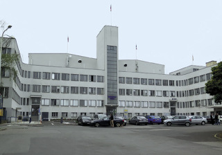Obr. 10 Barrandov – hlavní budova ateliérů, 2014 (zdroj: Sovicka169, Wikimedia Commons, CC BY-SA 4.0)
