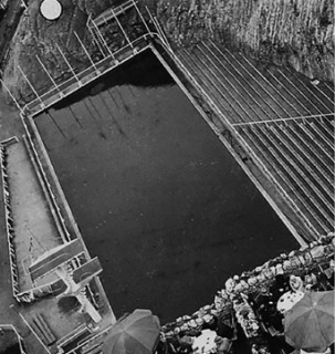Obr. 05 Plavecký bazén pod Barrandovem – pohled z teras, 1930 (zdroj: autor neznámý, volné dílo)