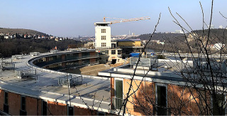 Obr. 08 Vstavba hotelu a rekonstrukce barrandovskch teras v mst bval restaurace, 2021 (zdroj: Martin35, Wikimedia Commons, CC BY-SA 3.0)