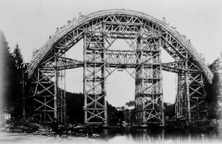 Obr. 11 Výstavba Bechyňského mostu Duha (zdroj: informační tabule u mostu)
