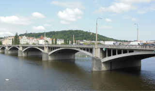 Obr. 09 Jiráskův most, pohled z Rašínova nábřeží (zdroj: Patrik Patrika, 2013, Wikimedia Commons, CC BY-SA 3.0)