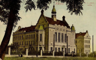 Reln gymnzium v Kladn (navren v roce 1903), dobov pohlednice  z roku 1913 (zdroj: Gymnzium Kladno, archiv)