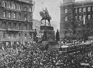 Pomnk svatho Vclava na Vclavskm nmst v Praze 28. jna 1918, manifestace vyhlen nezvislosti (zdroj: www.wikipedia.org, autor neznm, voln foto, 1918)