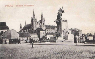 Pomnk Frantika Palackho v Praze na Novm Mst praskm kolem roku 1915 (dobov pohlednice, voln dlo)