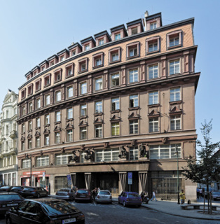 Odborov dm Na Pertn, Praha, realizace budovy 19221924 (zdroj: Gampe, 2015, Wikimedia Commons, CC BY-SA 4.0)