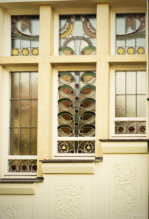 Flekova vila, vitrov okno s motivy ptk