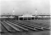 Prvn celosttn spartakida roku 1955 na Strahovskm stadionu v Praze, v zadn sti fotografie je Brna borc podle nvrhu Jiho Krohy 