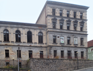 Obr. 02 Pohled na zdevastovanou budovu Městské dvorany před obnovou