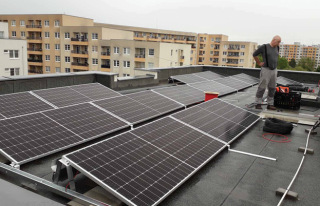 Obr. 2 Instalace fotovoltaické elektrárny na střeše panelového domu – ulice Arnošta Valenty v Praze na Černém Mostě