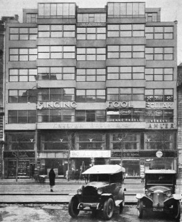 Obr. 05 Obchodní dům U Stýblů z let 1927 až 1929 – průčelí do Václavského náměstí (zdroj: [5, str. 141])