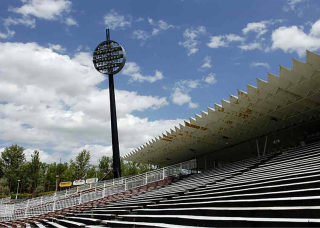 Obr. 10 Osvětlovací stožár na Malšovickém stadionu v Hradci Králové (zdroj: Hradecký deník)