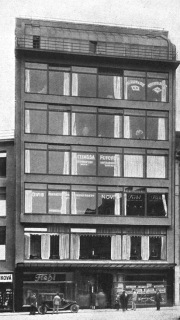 Obr. 06 Obchodní dům A. Lindta po dokončení, pohled z Jungmannova náměstí (zdroj: [4, str. 48])