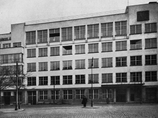 Obr. 05 Automatická telefonní ústředna v Praze na Letné (poštovní úřad), 1929–1931 (zdroj: [2], str. 80)  