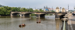 Obr. 03 Most Legi, Praha  most pes Vltavu z let 1898 a 1901, postaven z iniciativy podnikatele Vojtcha Lanny, jeho autory byli Antonn Balnek, Josef Jan a Ji Soukup, je kulturn pamtkou R (zdroj: Dietmar Rabisch, 2019, Wikimedia Commons, CC BY-SA 4.0) 