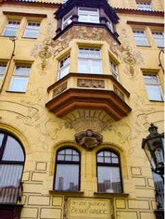 Dm U esk orlice z let 18961897, detail zdoben fasdy, Praha (foto: Petr Zzvorka, 2020)